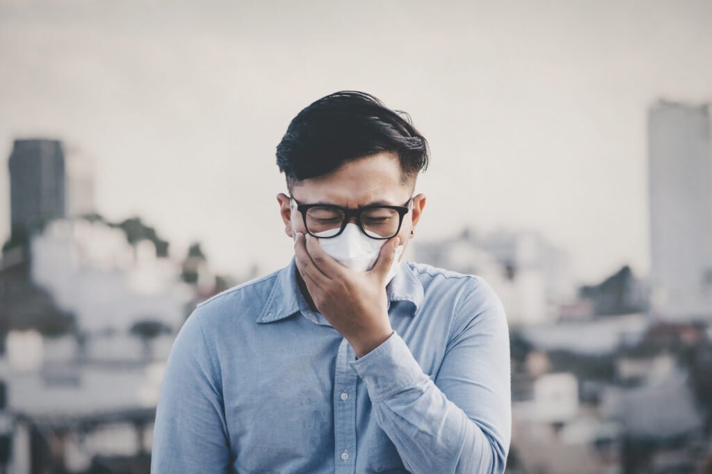 Ilustração de doenças respiratórias exacerbadas pelo clima seco com gráficos de estatísticas de atendimentos médicos.