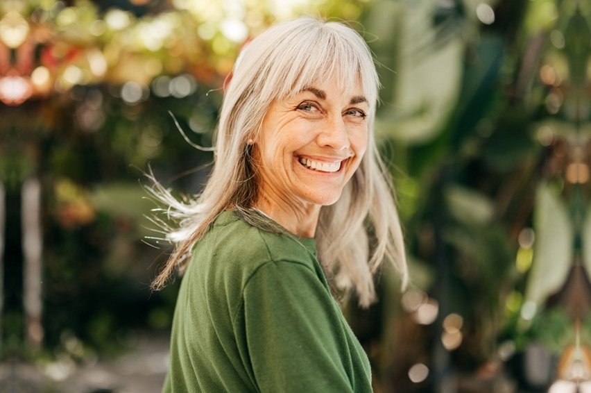 Mulheres brasileiras durante a menopausa discutindo a terapia de reposição hormonal