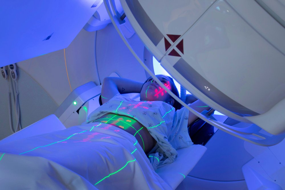 Representação gráfica do aumento de casos de câncer no Brasil e a importância da radioterapia