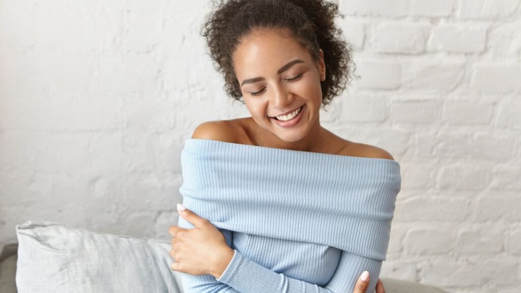 Mulher durante consulta ginecológica, simbolizando a importância do cuidado preventivo na saúde feminina.