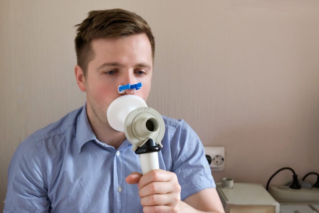 Laudo de espirometria à distância sendo analisado por um especialista