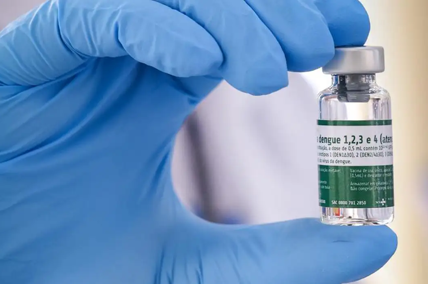 Vacina Butantan-DV sendo aplicada por profissional de saúde