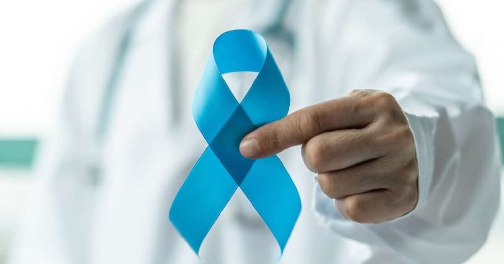Homem realizando exame de próstata com um médico, simbolizando a importância da detecção precoce do câncer de próstata.