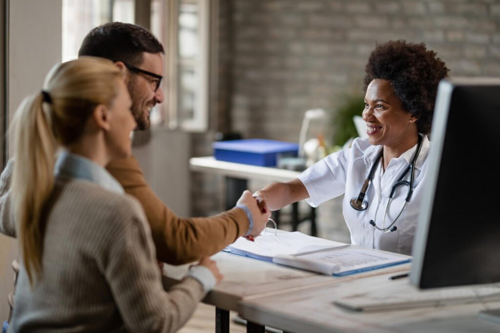 Pessoas em uma consulta médica com foco no atendimento ao paciente
