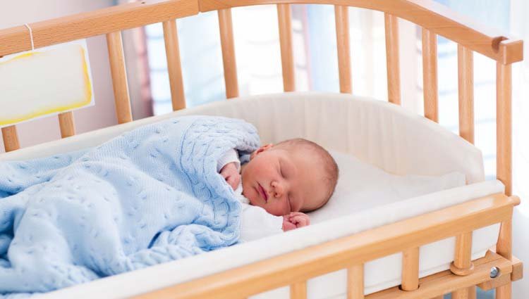 Bebê dormindo em um ambiente seguro, de costas, com colchão firme e sem objetos