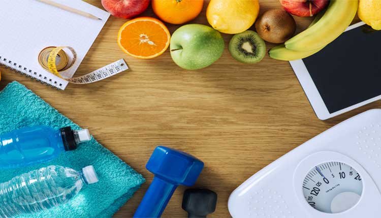 Pessoas se exercitando e comendo alimentos saudáveis, simbolizando emagrecimento saudável