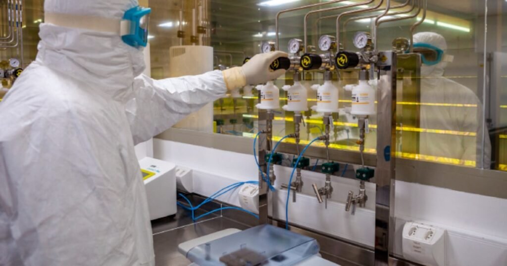 Cientistas realizando pesquisa com células CAR-T em laboratório