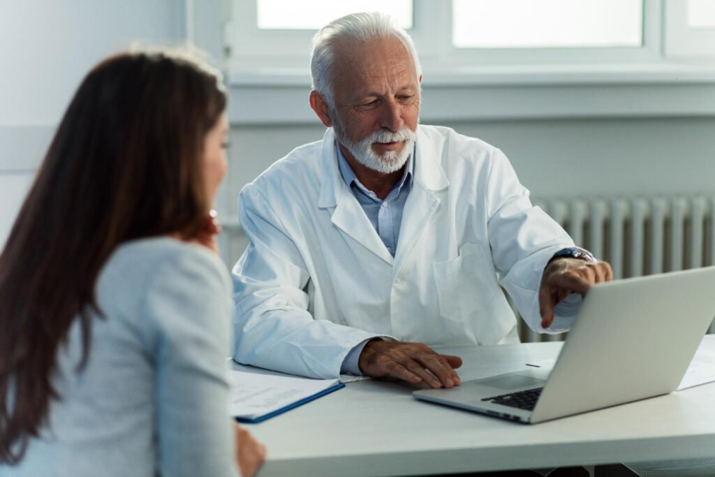 Telelaudo médico sendo realizado com alta tecnologia