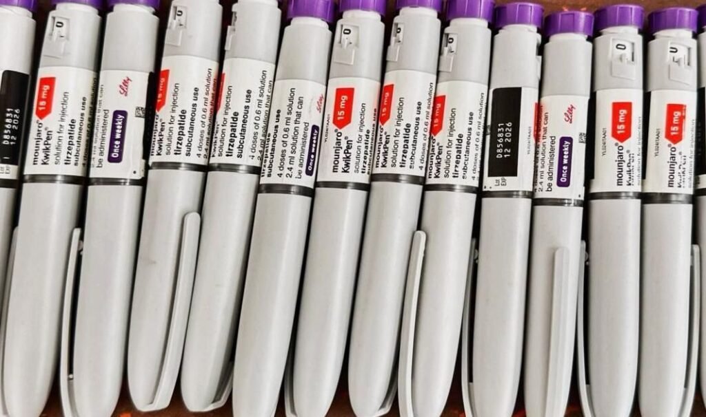 Diversas canetas de medicamentos para diabetes e emagrecimento