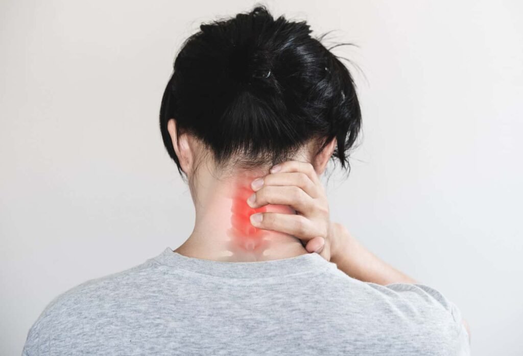 Ilustração de dor cervical irradiando para a escápula e dor nas costas.