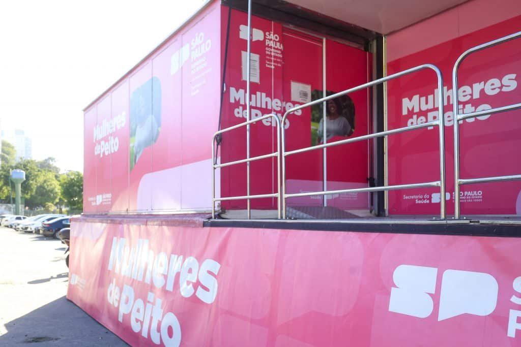 Carreta de mamografia estacionada em uma praça, oferecendo exames gratuitos para mulheres