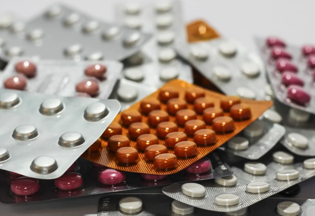 Pessoa descartando medicamentos vencidos em um ponto de coleta apropriado