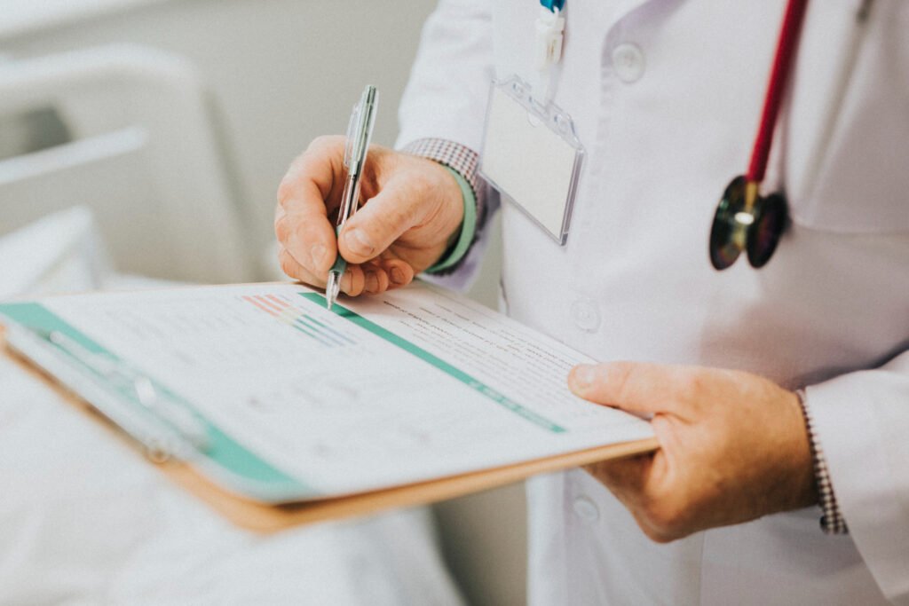 Laudos médicos sendo entregues rapidamente em uma clínica
