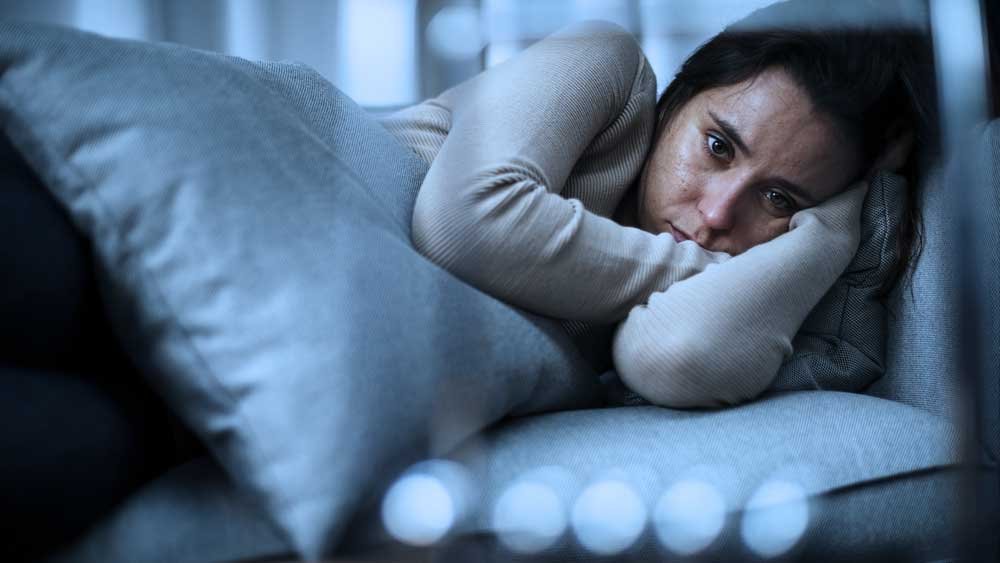 Pessoa pensando enquanto responde a questionário sobre depressão