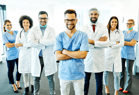 Suplementos nutricionais orais sendo administrados a um paciente em ambiente clínico