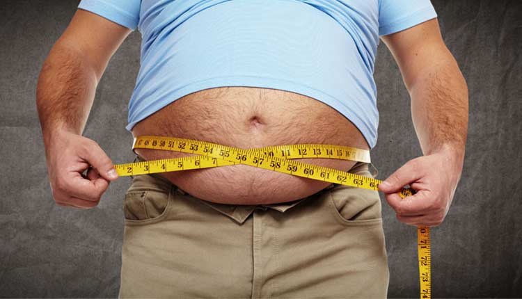 Ilustração de uma balança com diferentes marcadores de peso, representando sobrepeso e obesidade