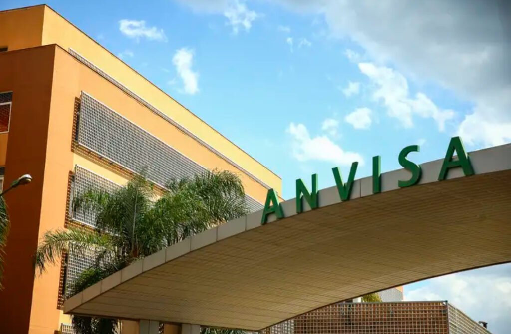 Crianças recebendo tratamento para esquistossomose com o medicamento Farmanguinhos Arpraziquantel.