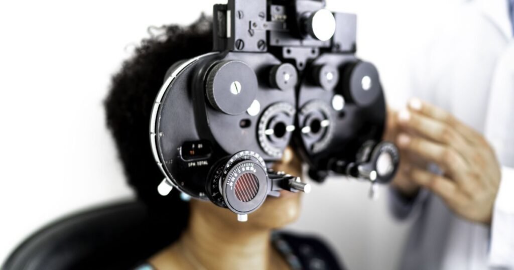 Médico aconselhando paciente sobre saúde ocular e os riscos de coçar os olhos
