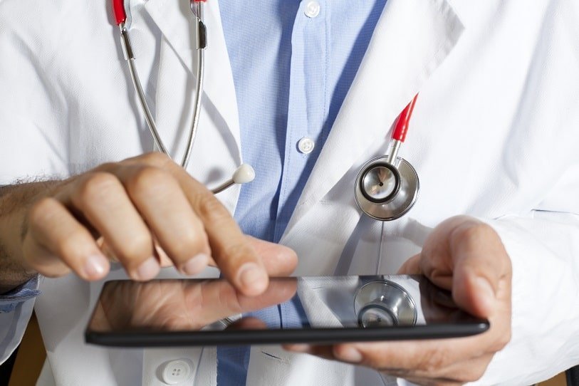 Especialidades médicas mais bem pagas em 2026 com foco nas principais áreas como cirurgia cardiovascular, ortopedia e dermatologia