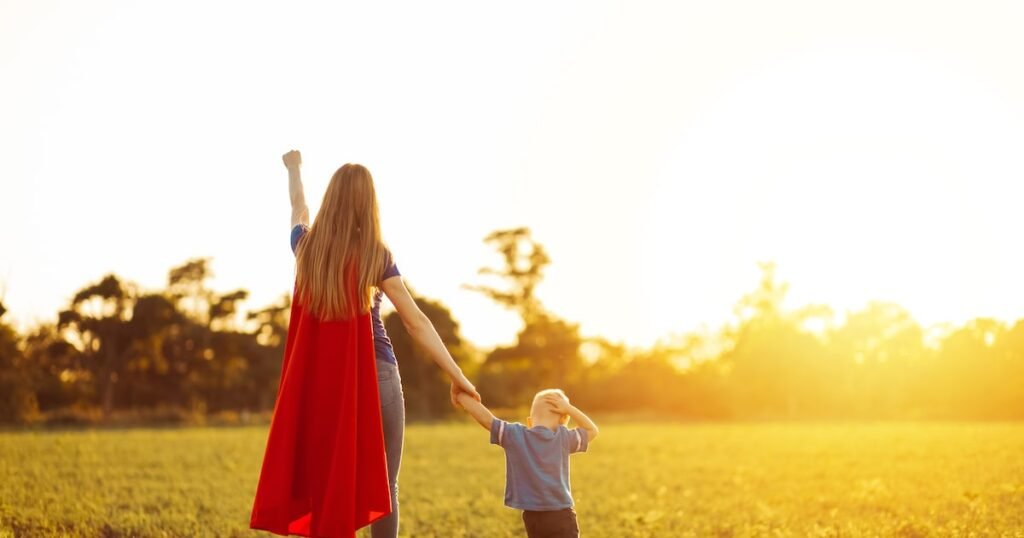 Imagem de uma mãe segurando seu filho, refletindo a vulnerabilidade e a pressão da maternidade moderna.